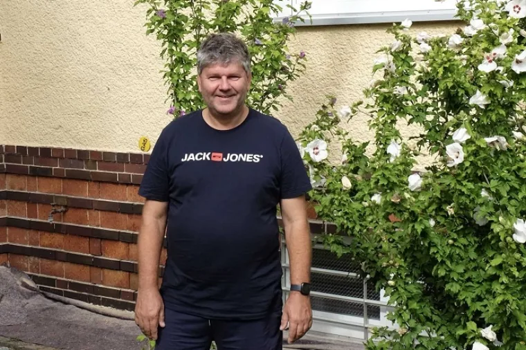 Herr Freier vor seinem Haus in Berlin Rahnsdorf