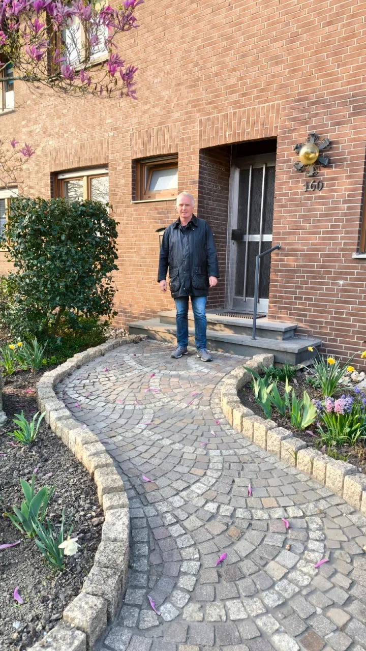 Herr Krapp vor seinem Haus in Elsdorf