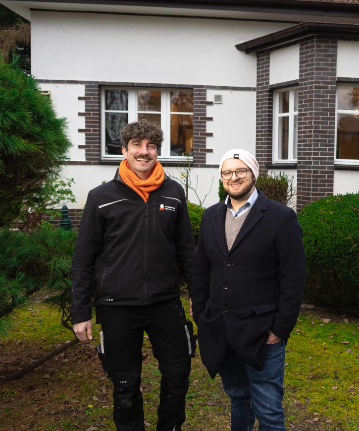 Herr Rashek mit dem WirDämmenDeinHaus-Team vor seinem Haus in Berlin Schulzendorf