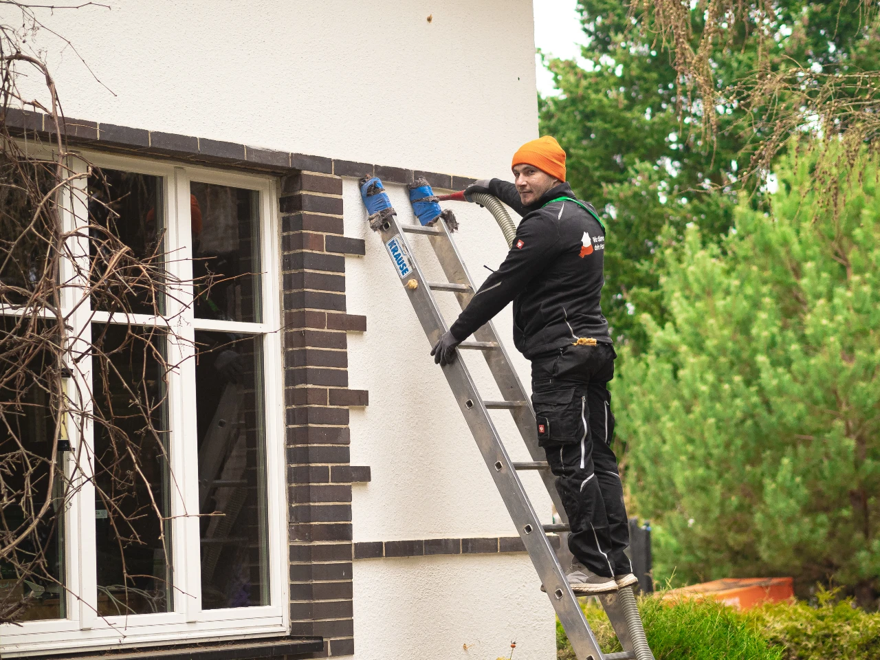 Handwerker bei der Einblasdämmung